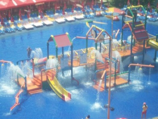 Costi Ioniţă întreţine atmosfera la Revelionul Verii de la Aqua Magic din Mamaia